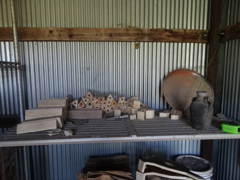 lot 2619 image: Lot of various size kiln furniture