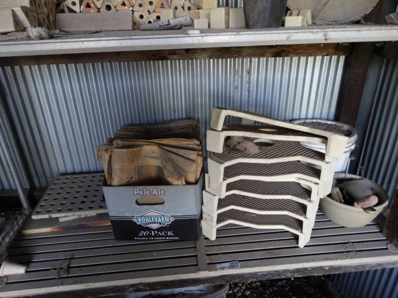 lot 2620 image: Lot of various size kiln furniture