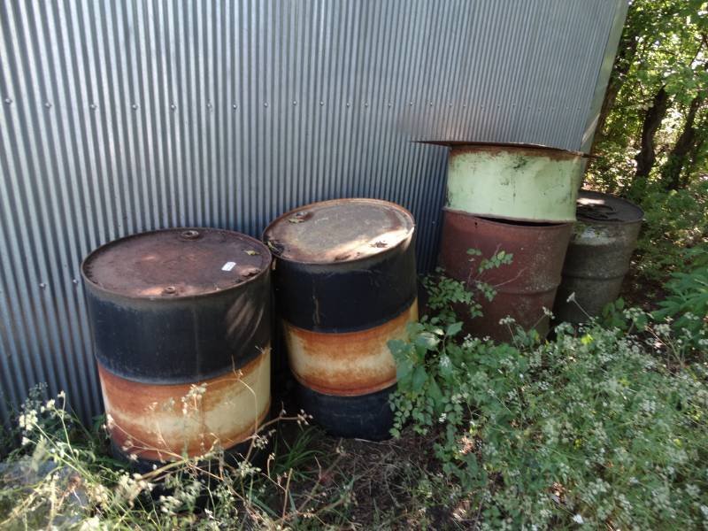lot 2626 image: 4- 55 gallon metal drums