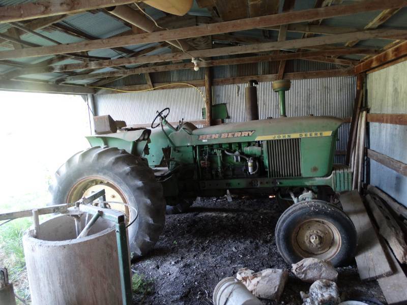 lot 2628 image: John Deere 4020 tractor