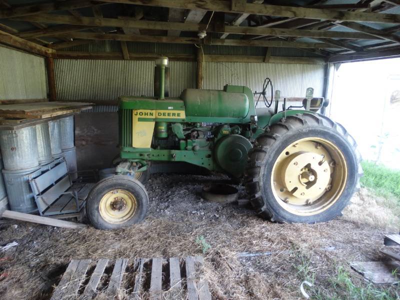 lot 2629 image: John Deere 720 tractor wide front