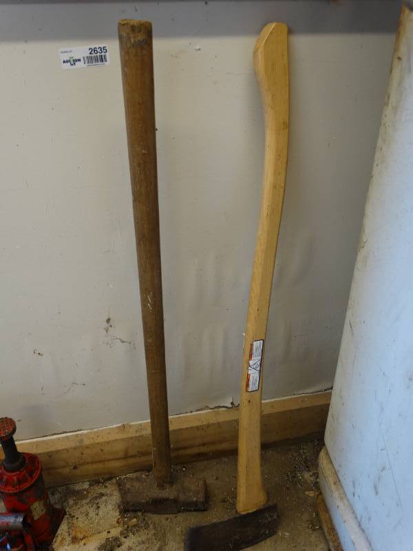 lot 2635 image: Sledge hammer & Axe
