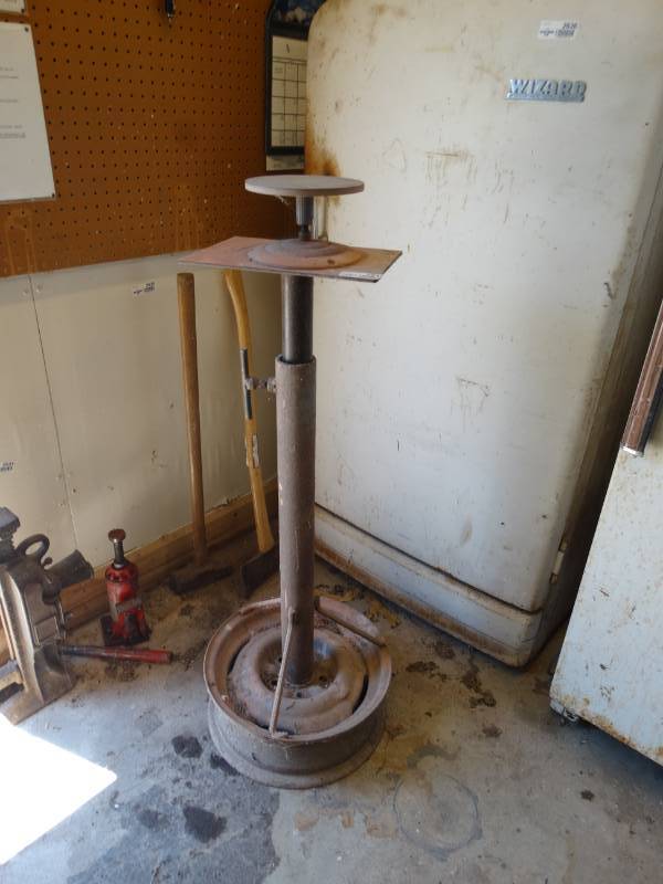 lot 2647 image: Electric pottery wheel