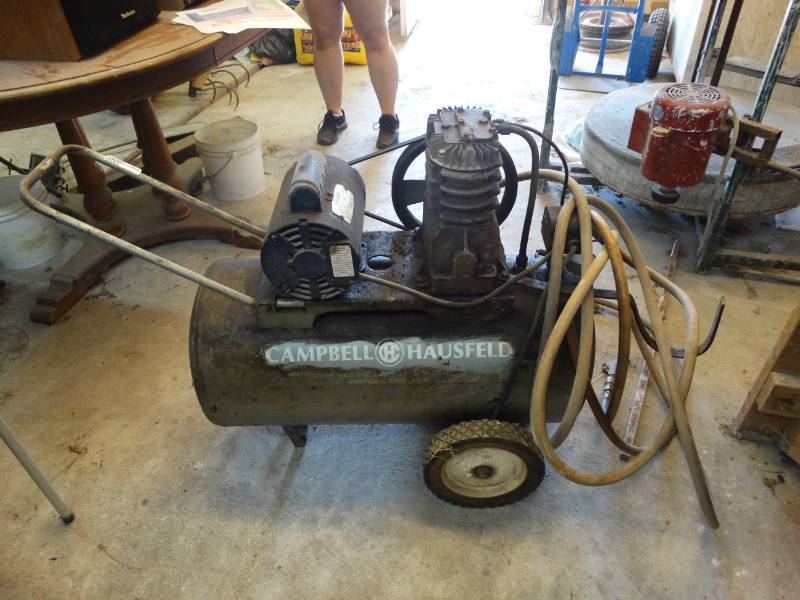 lot 2652 image: Campbell Hausfeld air compressor w hose
