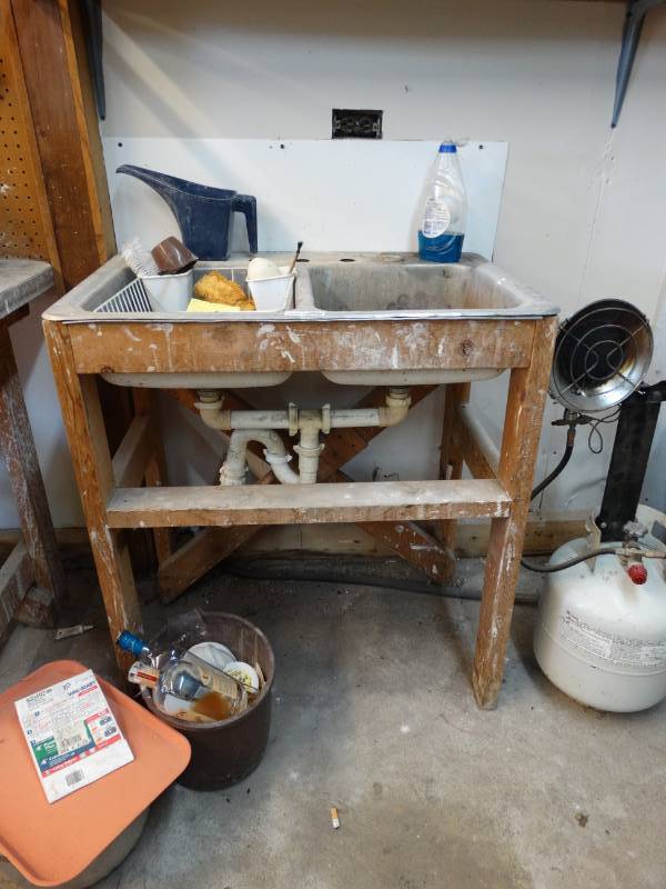 lot 2661 image: Sink w stand-