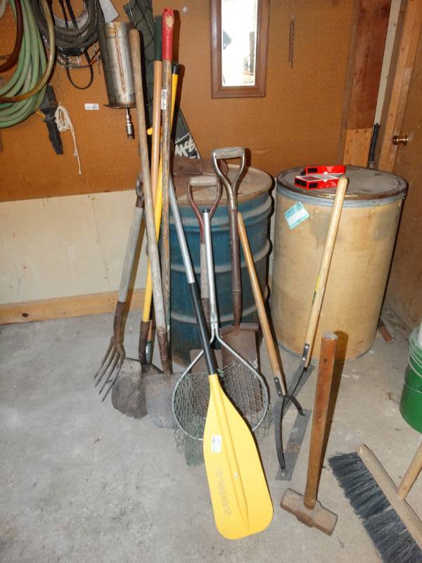 lot 2672 image: Lot of long handle tools