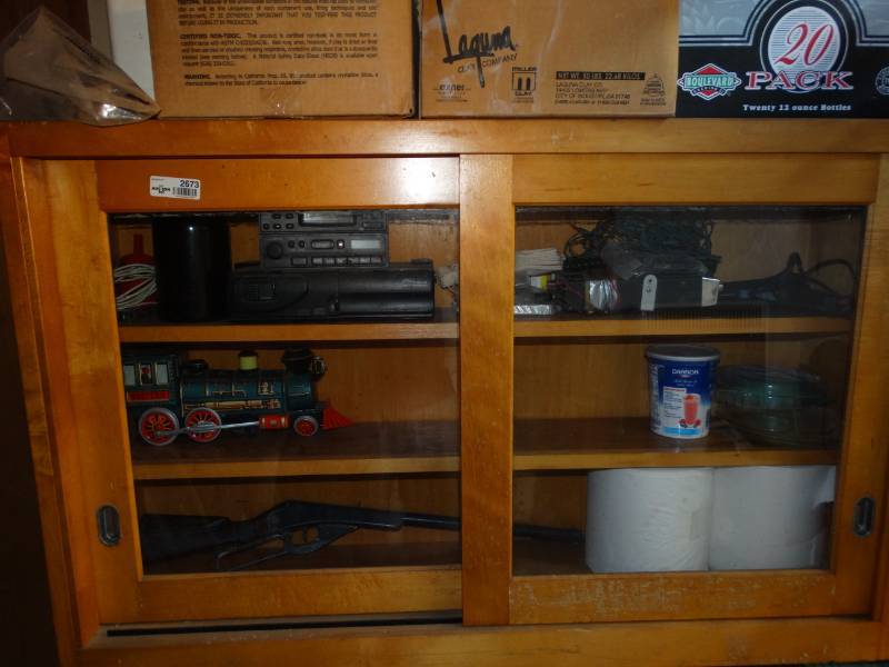 lot 2673 image: Cabinet w contents