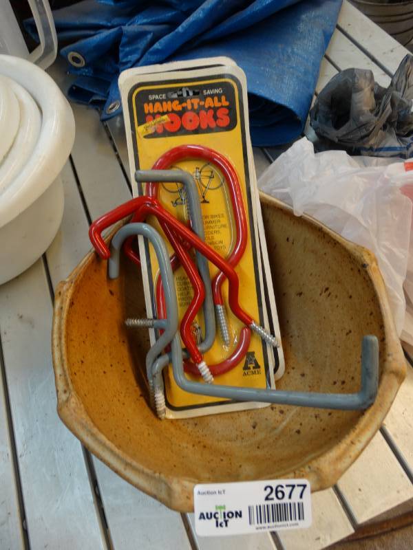lot 2677 image: Lot of screw in hooks