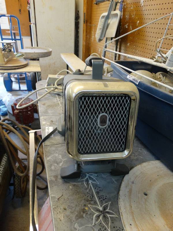 lot 2680 image: Honeywell pro series space heater