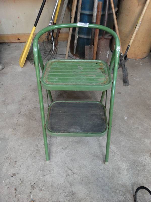 lot 2682 image: Green 2 step stool