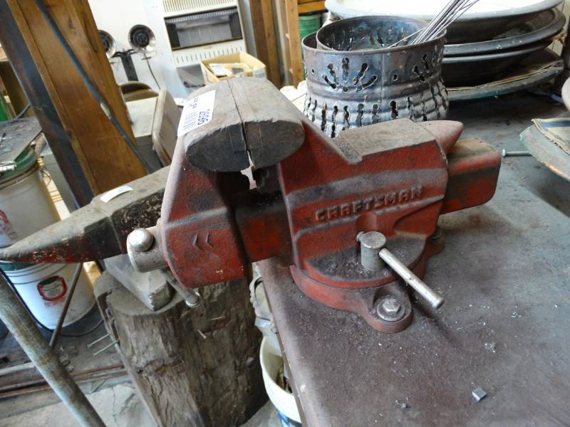 lot 2696 image: Craftsman bench vise