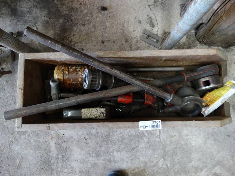 lot 2704 image: Pipe cutter & pipe threaders