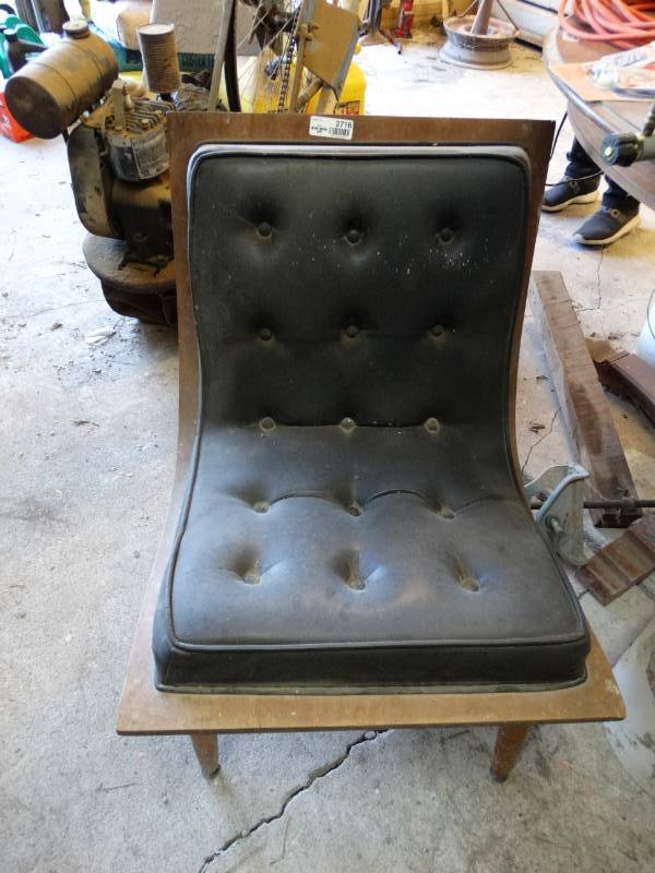 lot 2716 image: Mid century chair
