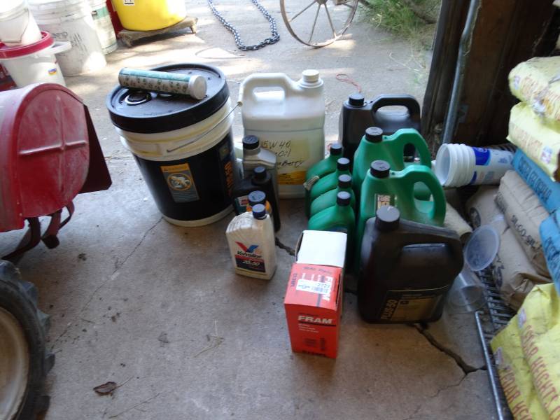 lot 2727 image: Lot of various oil
