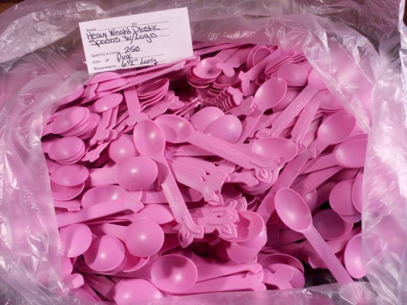 lot 4 image: Heavy Weight Plastic Spoons wLogo