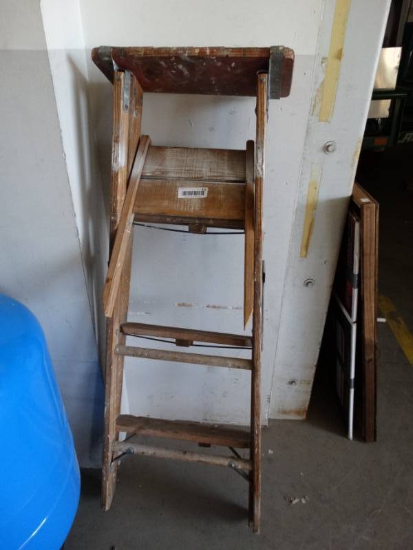 lot 423 image: Wooden painters ladder.