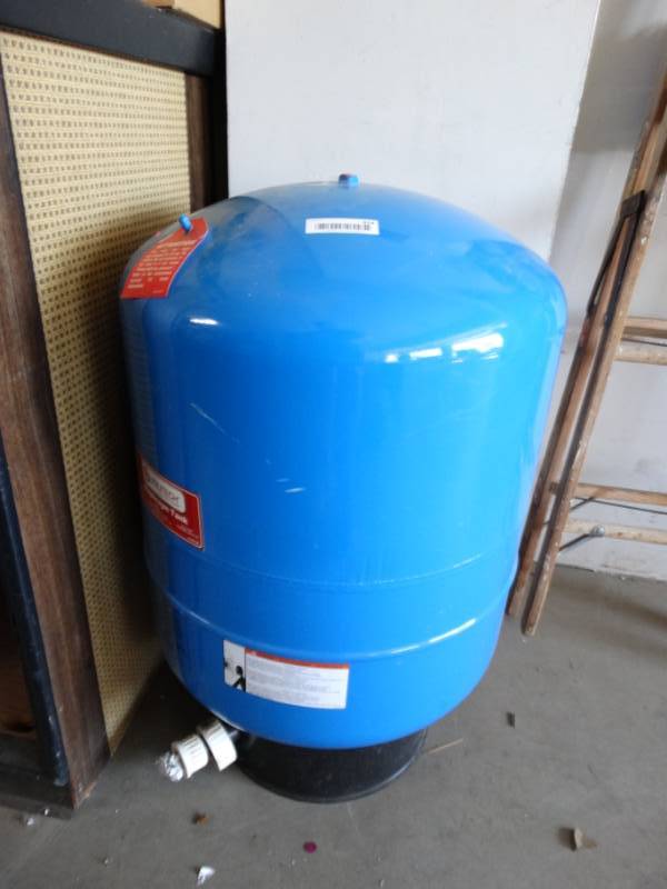 lot 424 image: Utilitech diaphragm tank.