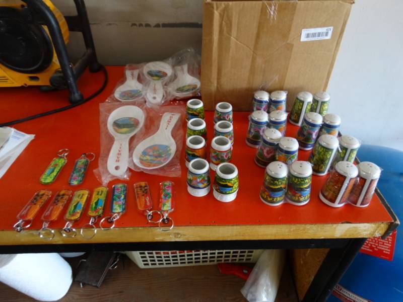 lot 425 image: Lot of Hawaii salt and papper shakers, Hawaii souvenir tile, key chains and Hawaii spoon rests.