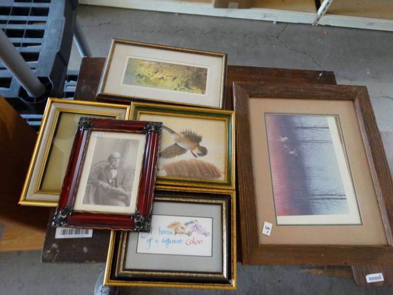 lot 433 image: Lot of different size picture frames.