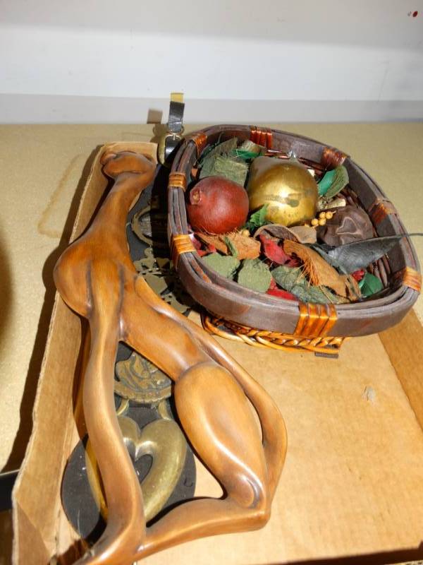 lot 440 image: Lot of home decor.