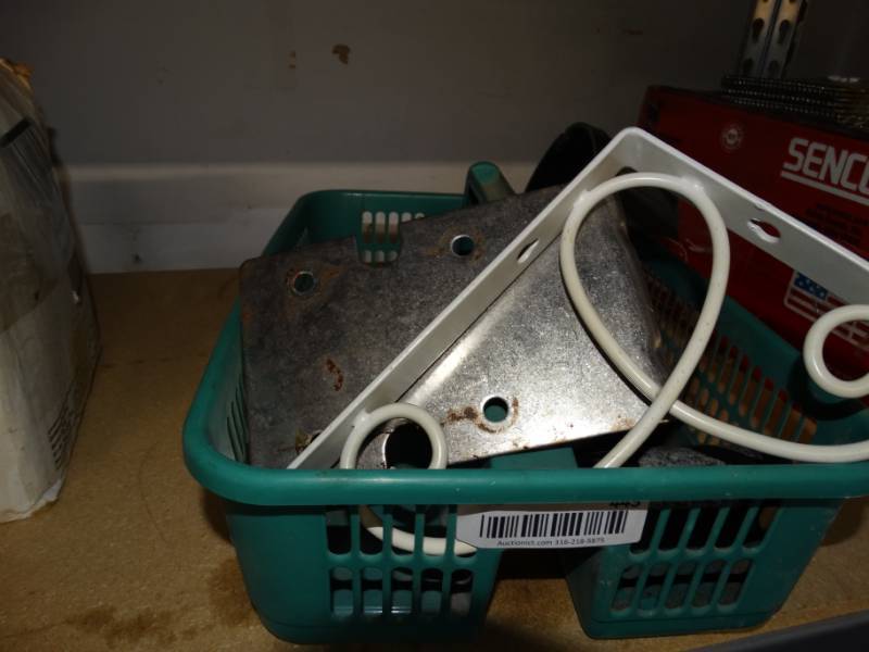 lot 443 image: Small palstic basket with miscellaneous items.