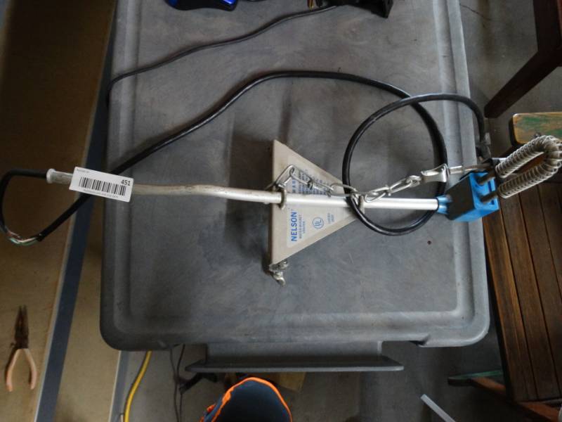 lot 451 image: Water bucket heater, tool waist bag.