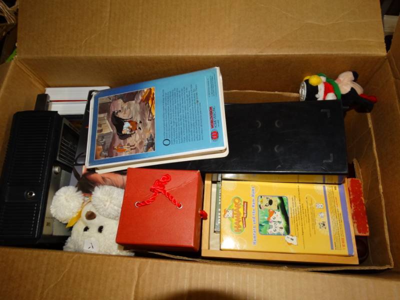 lot 454 image: Box of miscellaneous items.