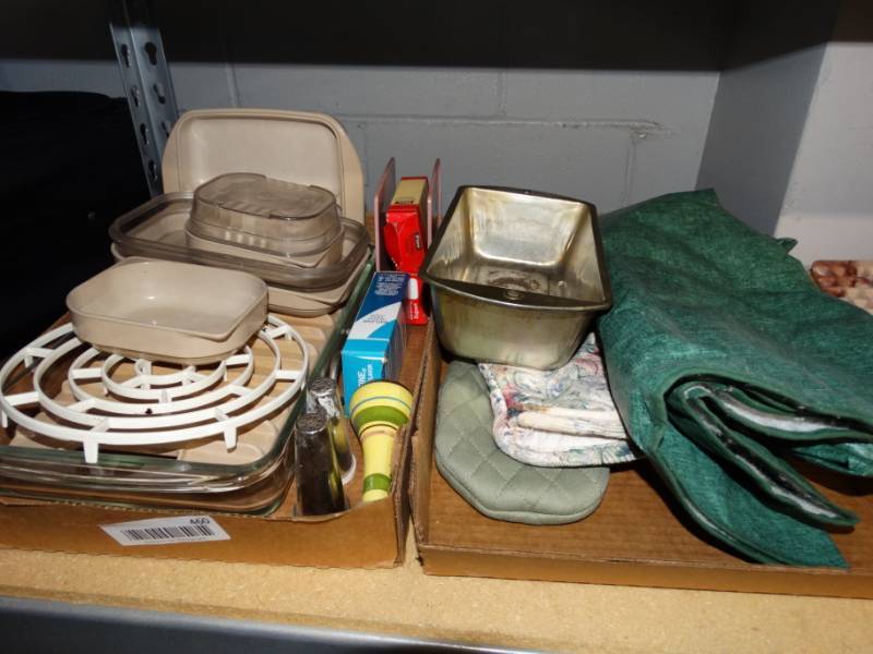 lot 460 image: Kitchen dishware.