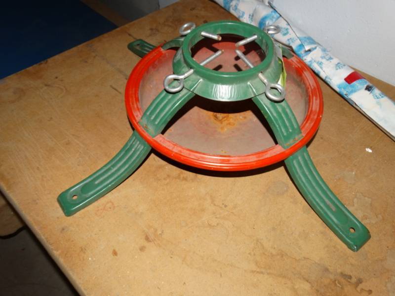lot 462 image: Christmas tree stand.