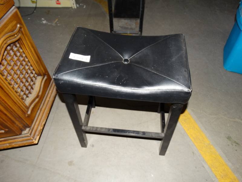 lot 463 image: Cushioned bar stool.