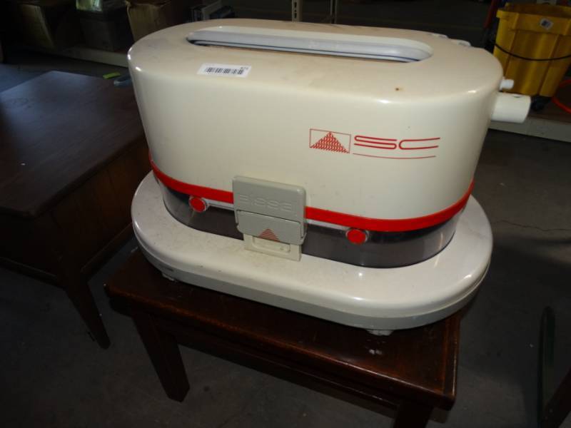 lot 471 image: Bissel floor cleaner.