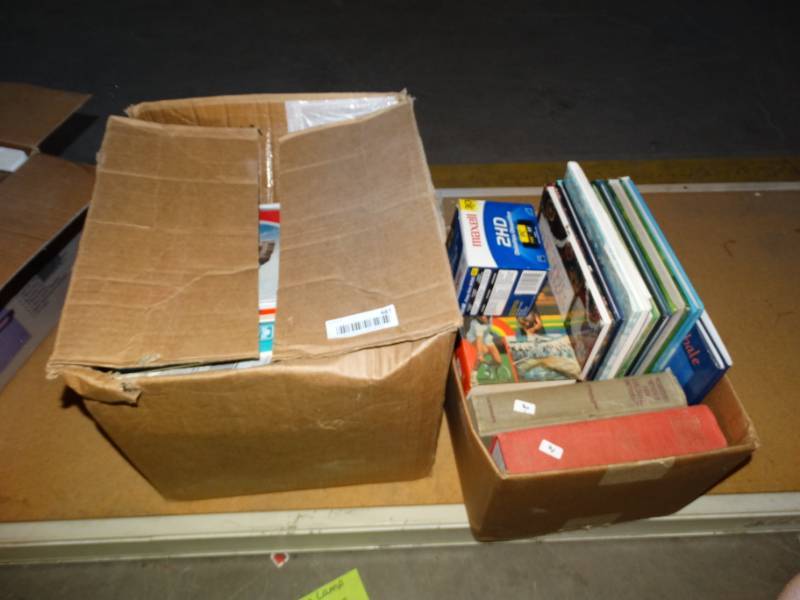 lot 487 image: Lot of Encyclopaedia books and various books.