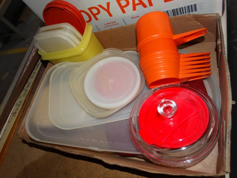 lot 491 image: Lot of plastic lids and measuring cups.
