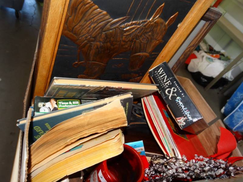 lot 492 image: Lot with wall pictures christmas decor and books.