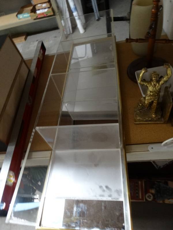 lot 505 image: Plastic shelf and wooden shelf.