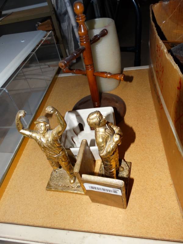 lot 506 image: Lot with home decor and bookends.