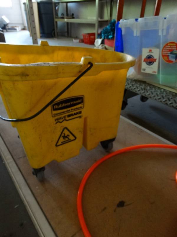 lot 511 image: Rubbermiaid mop bucket.