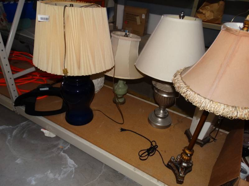 lot 513 image: Lot of lamps.