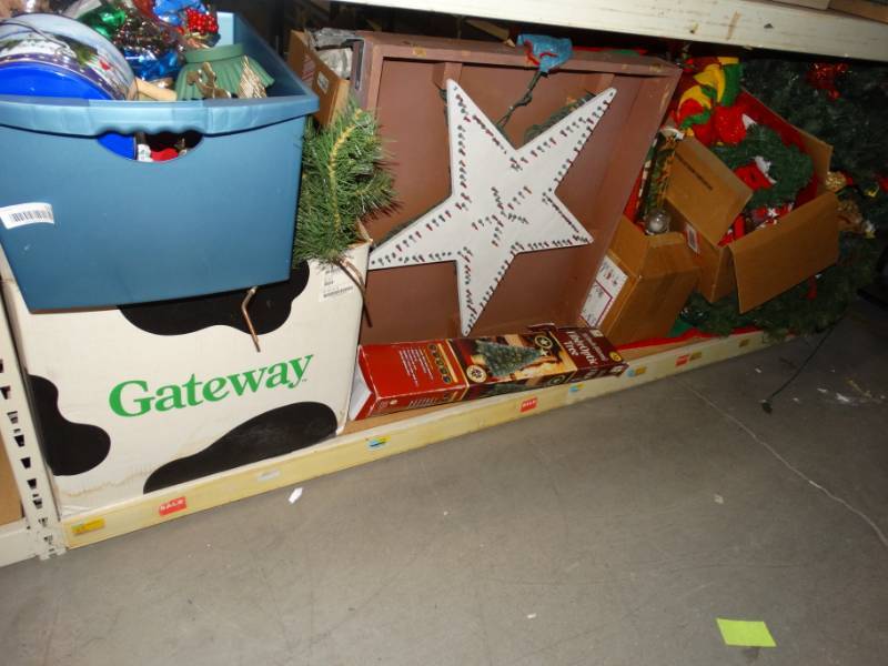 lot 515 image: Large lot of christmas.