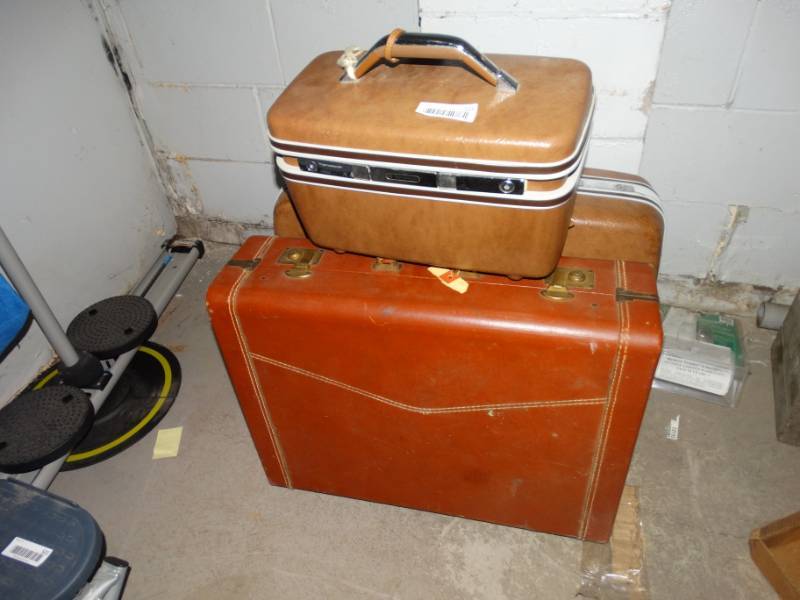 lot 523 image: Suit cases.