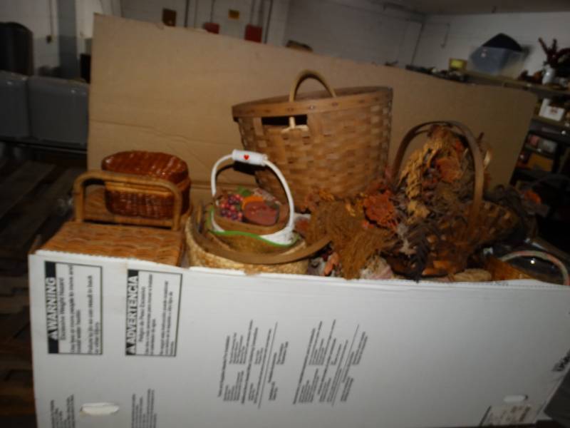 lot 524 image: Large lot of wicker baskets.