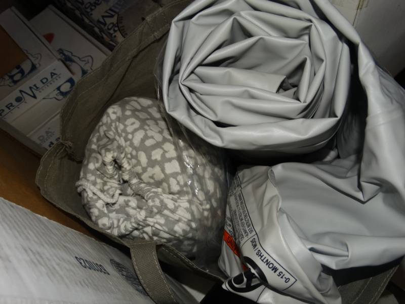 lot 525 image: Bestway air mattress and sheeting, looks like twin size.