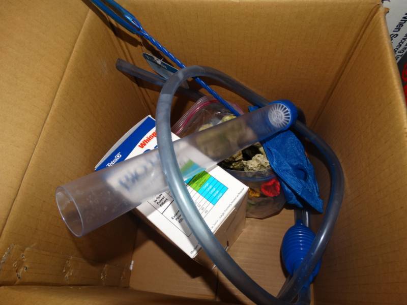 lot 534 image: Fish tank accesories.