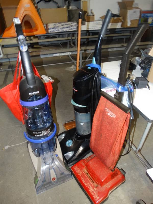 lot 544 image: Lot of vacuums and a shampooer.