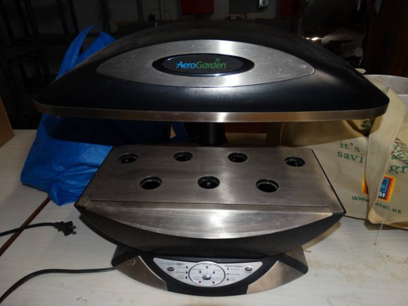 lot 625 image: Aero gardens.