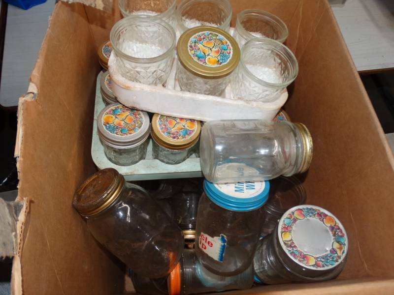 lot 626 image: Box of jars.