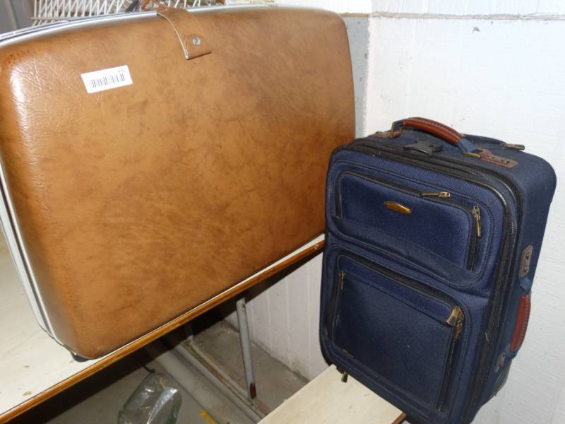lot 632 image: Suit cases.