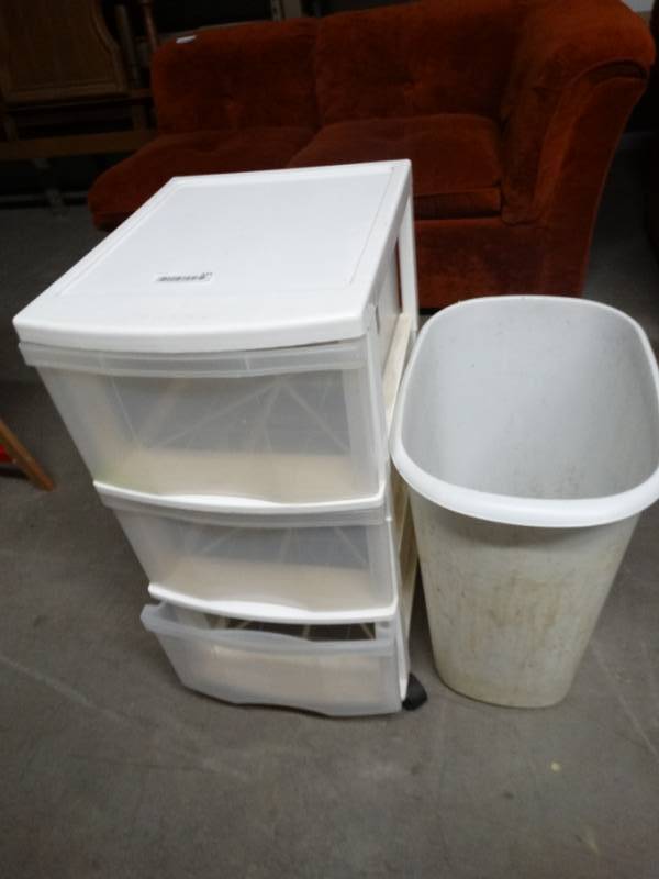 lot 639 image: 3 Drawer plastic container and trash can.