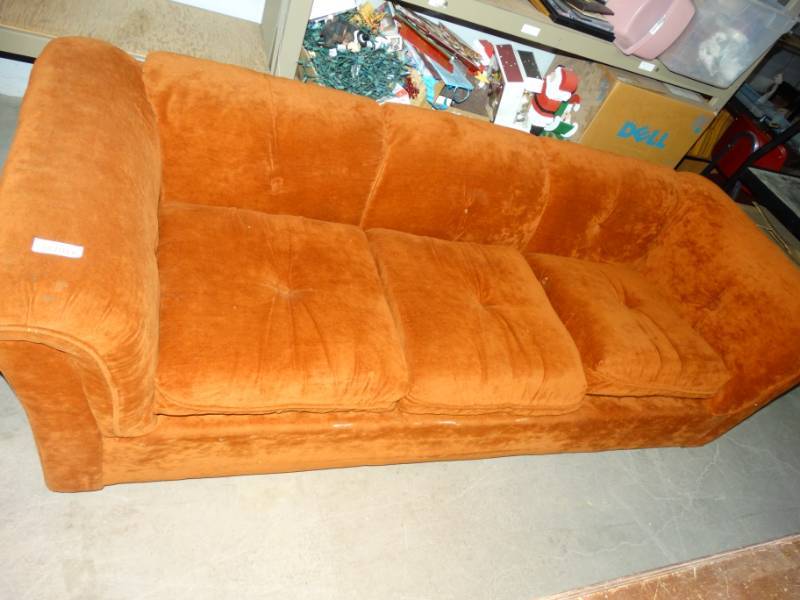lot 692 image: Large couch.