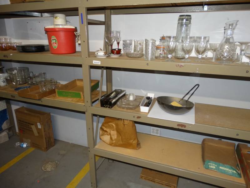 lot 694 image: Large lot og glassware, porter ice cream freezer, coffee cups and more.